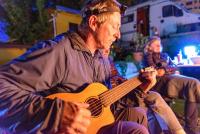 Martin freut sich, mal wieder Gitarre spielen zu können