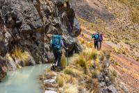 auf der schmalen Stützmauer des Wasserkanals führt der Weg weiter